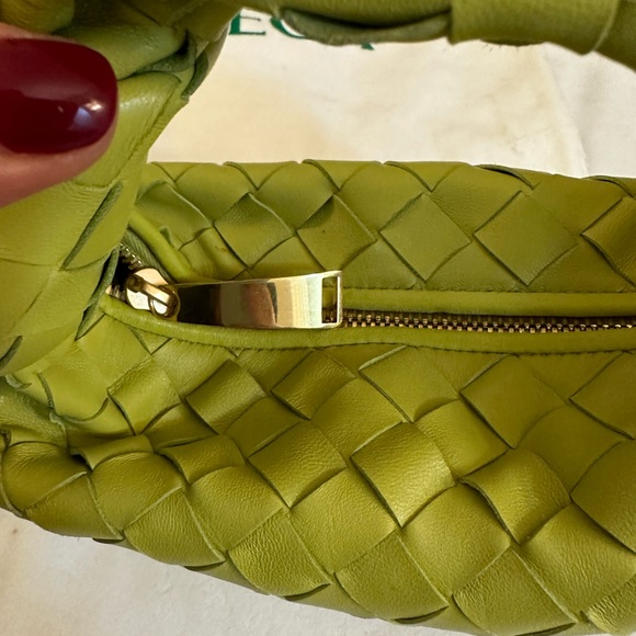 100% authentic Bottega Veneta mini Jodie leather handbag in chartreuse green. - Picture 11 of 11